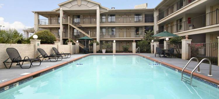 莫比尔温德姆戴斯套房酒店(Days Inn & Suites by Wyndham Mobile)图片