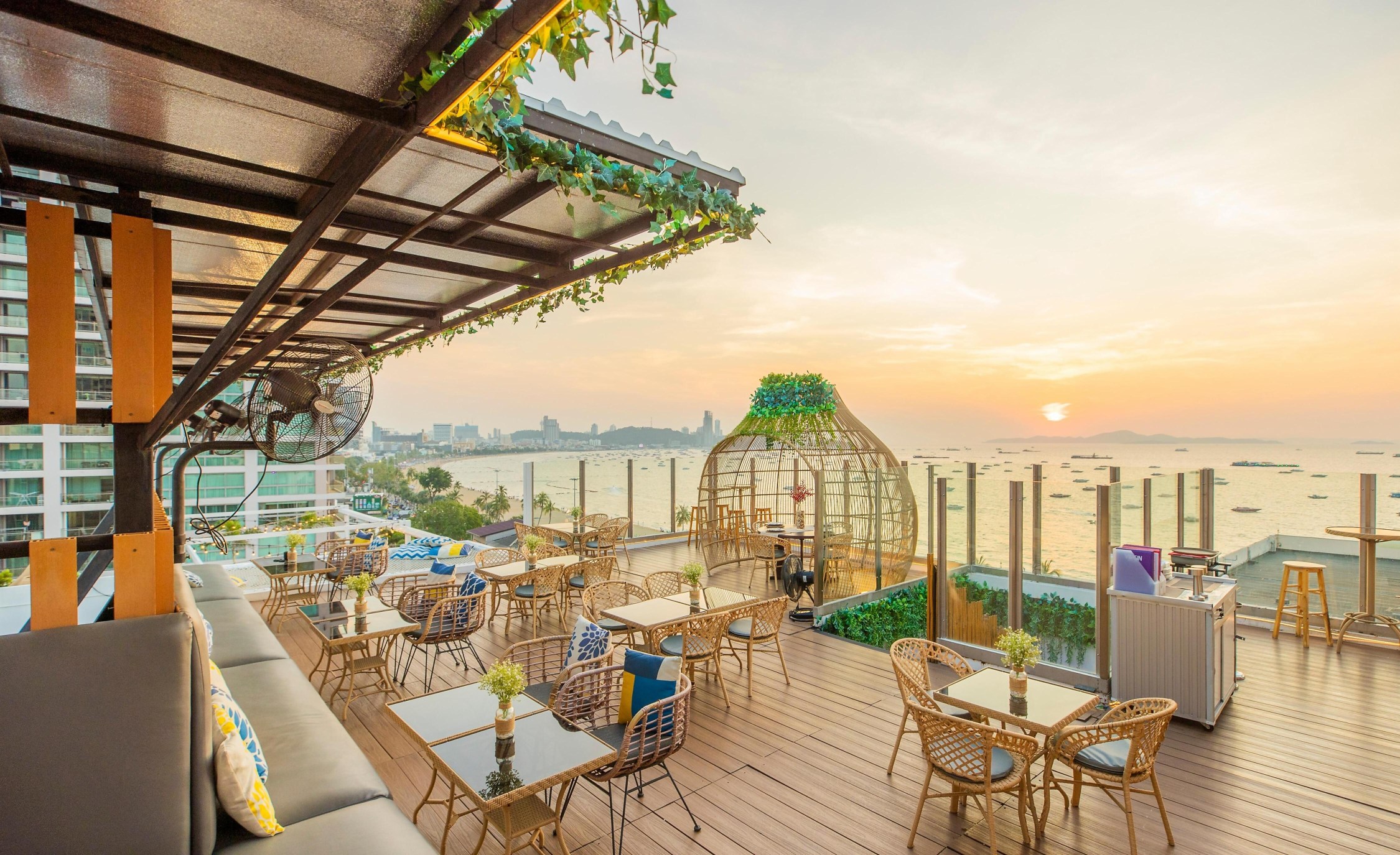 Pattaya Sea View Hotel Over view