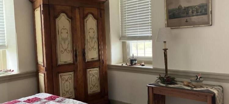 Charming 4 bedroom FarmHaus, circa 1790, renovated on Scenic Byway.图片