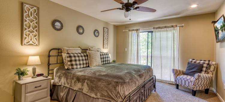 由HoneyBearCabins经营的鹿与鹿(Deer & Doe by HoneyBearCabins)图片