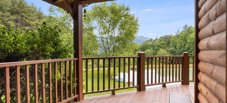 Tranquil Pond and Cozy Deck - Charming Rustic Retreat图片