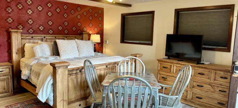 Open Floor Plan and Grassy Area - Charming Escape图片