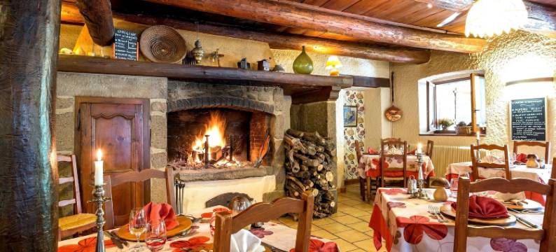 La Crèche酒店餐厅及其室内游泳池 - Logis Hôtels(Hôtel Restaurant la Crèche et sa Piscine intérieure - Logis Hôtels)图片