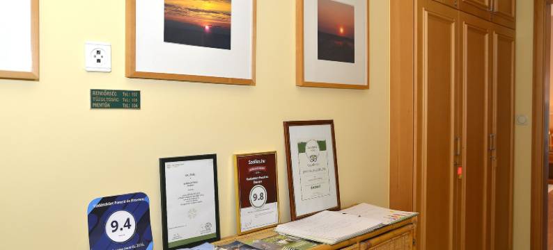 瓦达什库尔特住宿，索蓬(拉)(Vadászkürt Panzió)图片