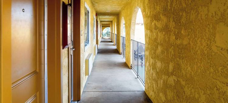 科尔顿河畔罗德威套房酒店(Rodeway Inn & Suites Colton-Riverside)图片