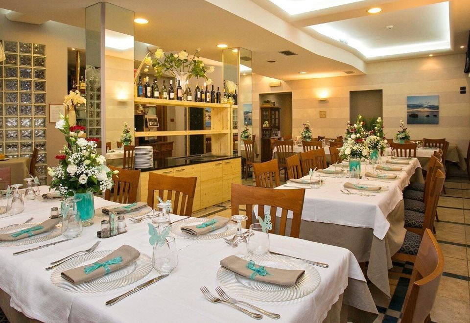 Hotel lo Squalo Hotel Overview