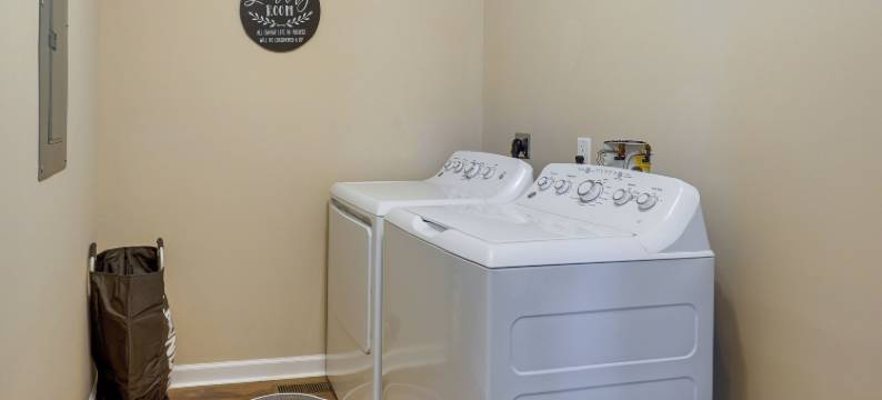 宁静的洛根度假屋，带热水浴缸和观星穹顶(Serene Logan Retreat w/ Hot Tub & Stargazing Dome)图片