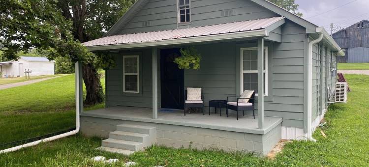 距戴尔哈洛湖仅2英里，配有WiFi和空调的温馨三卧室度假屋(Charming 3-bedroom house with WiFi, AC just 2 miles from Dale Hallow lake)图片