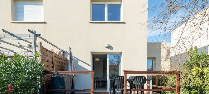 Bright Villa Steps from the Sea图片