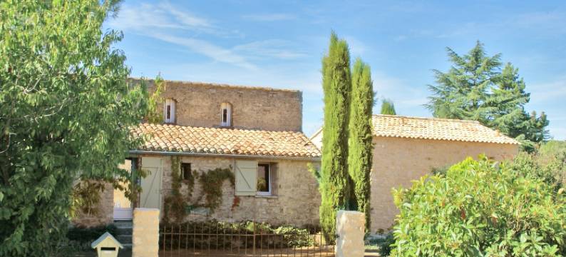 Authentic sheepfold close to a charming village.图片