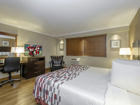 赫基默红顶套房酒店