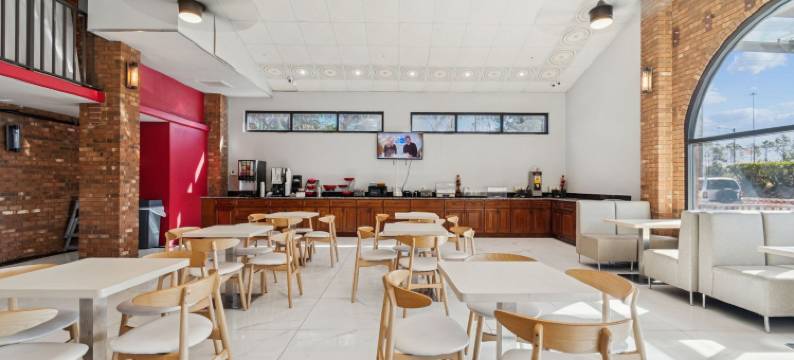 庙台-坦帕北华美达酒店(Ramada by Wyndham Temple Terrace/Tampa North)图片