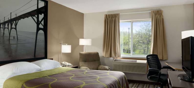 马尼斯特速8酒店(Super 8 by Wyndham Manistee)图片