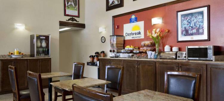 塔斯卡卢萨阿拉巴马大学戴斯套房酒店(Days Inn & Suites by Wyndham Tuscaloosa - Univ. of Alabama)图片