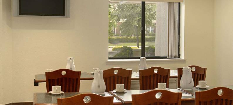 阿林顿六旗大道温德姆呗盟套房酒店(Baymont by Wyndham Arlington)图片