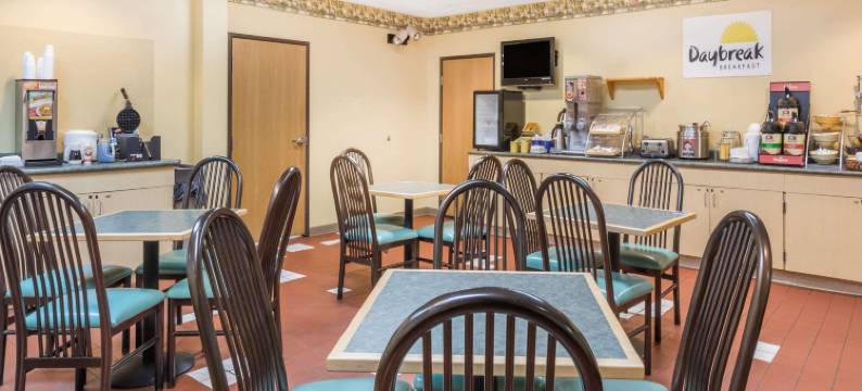 布里奇波特戴斯套房酒店-克拉克斯堡(Days Inn & Suites by Wyndham Bridgeport - Clarksburg)图片