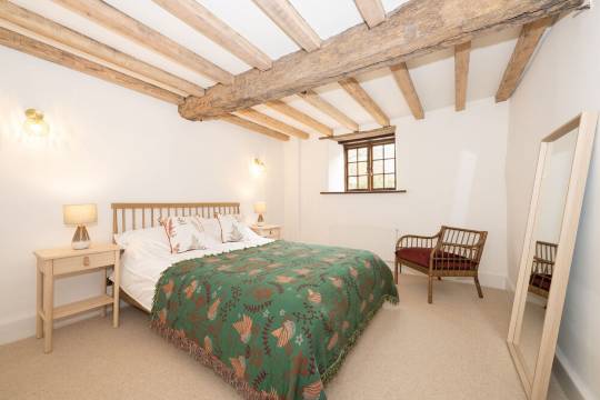 Peaceful Devon hideaway with wood fired hot tub and great pubs.