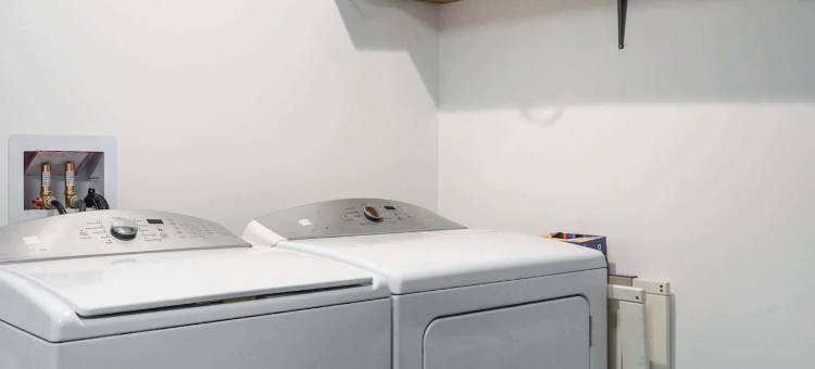 带庭院和舒适内饰的舒适度假屋(Comfy Retreat With Yard & Cozy Interiors)图片