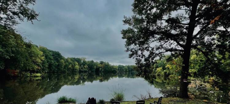 Exclusive Views and Cozy Deck Retreat - Stunning Lakefront Escape图片