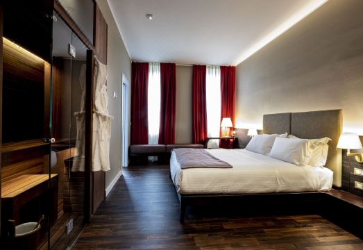 10 Keys Milano Hotel Overview