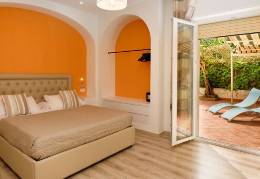 Sorrento Comfort Rooms Con Piscina Hotel Overview