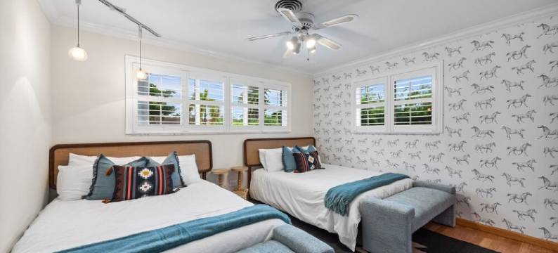 Centrally Located 4BD Oasis w/ Pool & Movie Patio图片