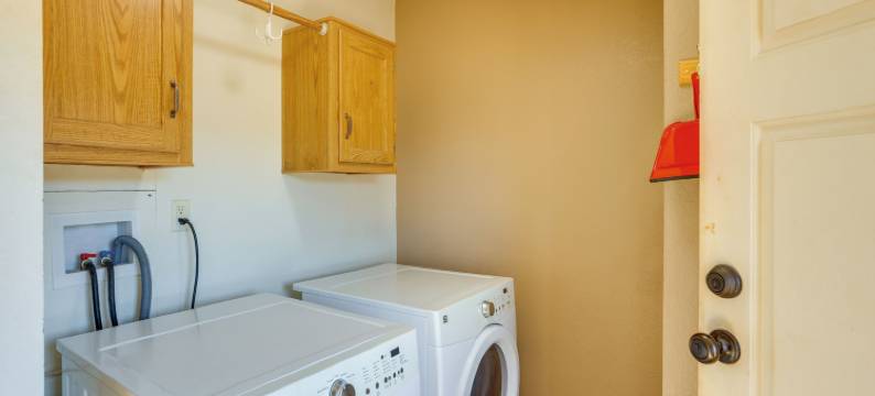 绝美景观：宁静的悬崖之家靠近徒步旅行！(Stunning Views: Quiet Bluff Home Near Hiking!)图片