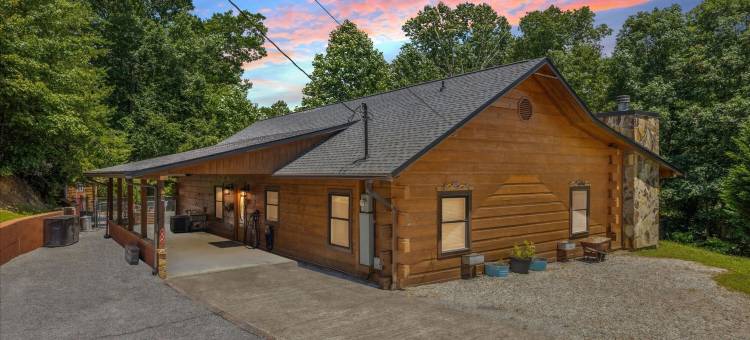 舒适的小屋，带电动车充电器、火坑和床秋千(Chasing Cubs Cabin by Beyond Expectations)图片