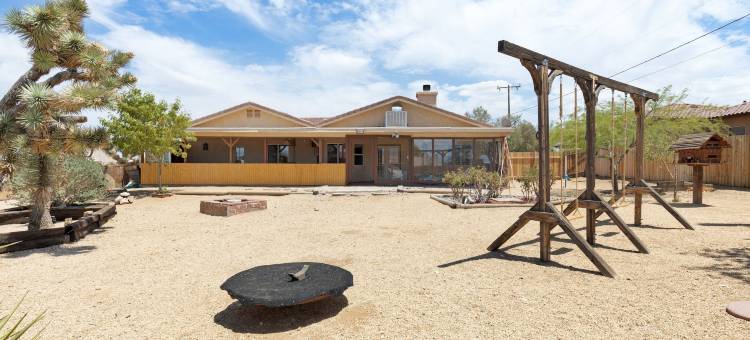 Euphorbia House - Fire Pit, Ping Pong, Tether Ball & Dark Skies 3 Bedroom Home by RedAwning图片