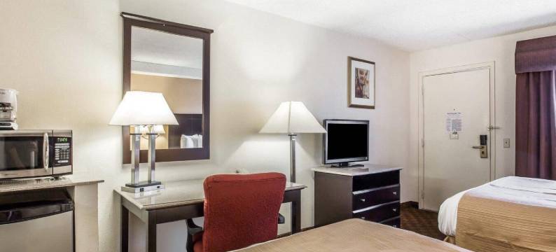 竞技场品质套房假日酒店(Quality Inn & Suites Coliseum)图片