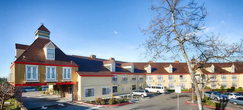 奥本红狮套房酒店(Red Lion Inn & Suites Auburn)图片