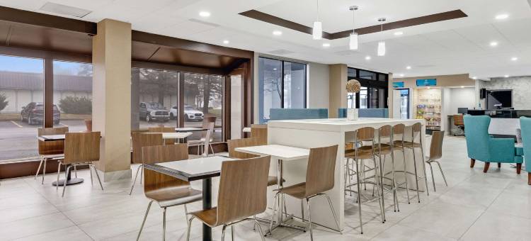 伊利娱乐场附近克拉丽奥酒店(Clarion Pointe Near Erie Casino)图片