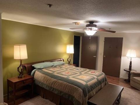 Snowmobile Access & Close to Oak Mt. SPACIOUS 5 Bedroom for large family/groups.