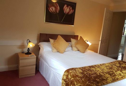 Lake View Villa - Rosecraddoc Manor Hotel Overview