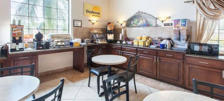 休斯顿荷比机场戴斯套房酒店(Days Inn & Suites by Wyndham Houston Hobby Airport)图片