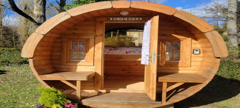 Small cosy Bluebell cabin in the French countryside图片