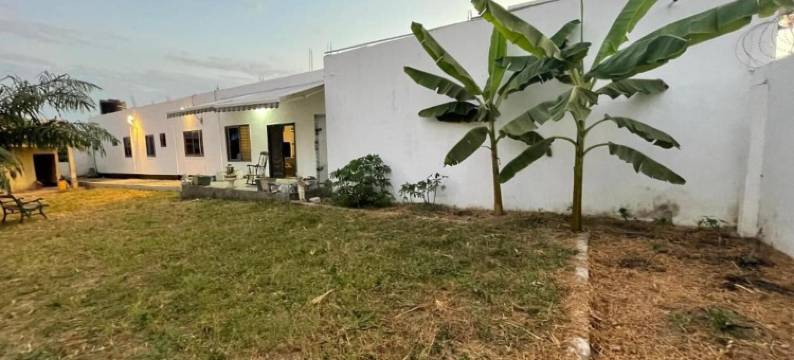 3卧别墅-私人花园-街外停车-空调(Sleep6-PrivateGarden-OffStreetParking-AirCon Kasoa)图片