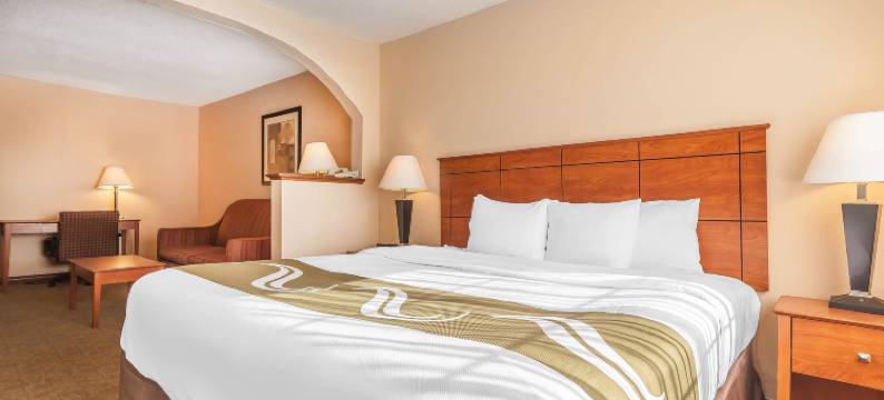 奥瓦索 US-169 凯艺套房酒店(Quality Inn & Suites Owasso US-169)图片