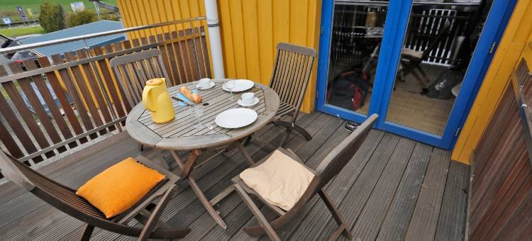 尼德维勒港的公寓和船只，由库恩勒旅游公司提供(Houseboats at Niderviller Marina by Kuhnle-Tours)图片
