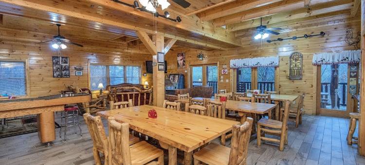 Ern854 - Wagon Wheel Lodge - Great Location! Close to All the Action! 9 Bedroom Cabin by RedAwning图片