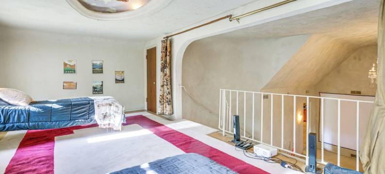 历史悠久的奥本家庭，带剧院和院子！(Historic Auburn Home w/ Theater & Yard!)图片