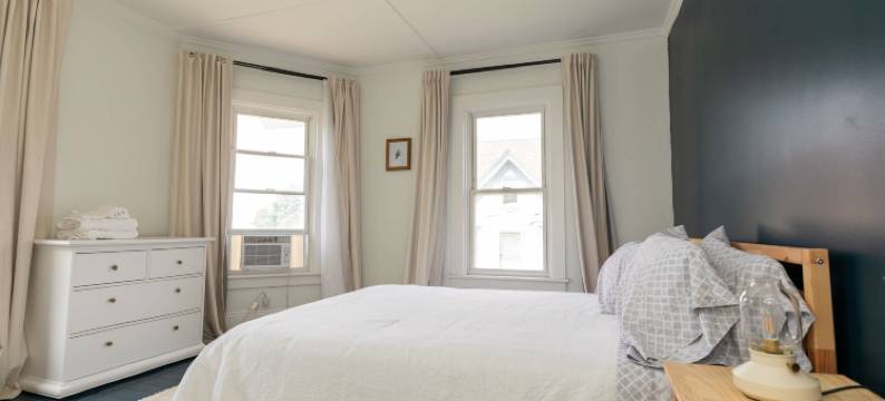 Bright and Airy Living Space with Luxurious Comfort - Charming Retreat图片