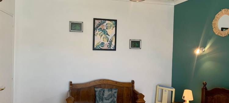 Holiday Home in Guerlesquin near Lake图片