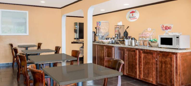 米德韦斯特城速8酒店(Super 8 by Wyndham Midwest City OK)图片