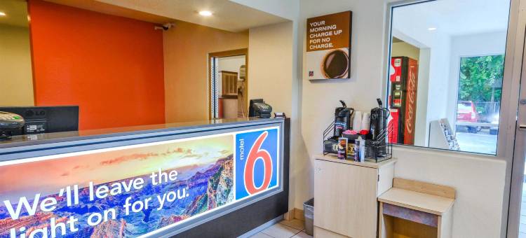 德克萨斯亨茨维尔 6 号汽车旅馆(Motel 6 Huntsville, TX)图片