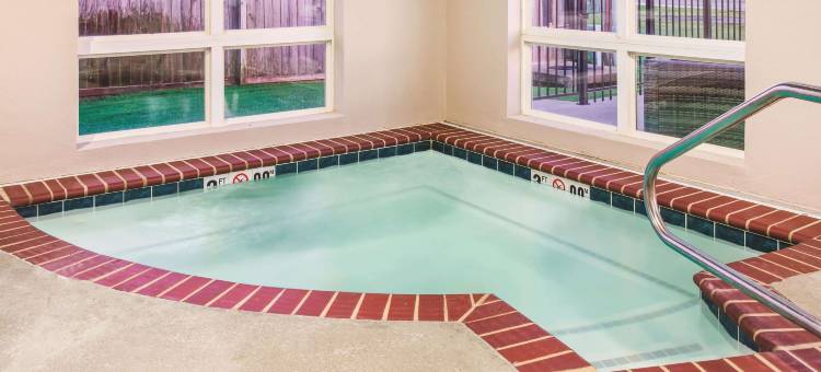 拉塞尔维尔拉昆塔温德姆套房酒店(La Quinta Inn & Suites by Wyndham Russellville)图片