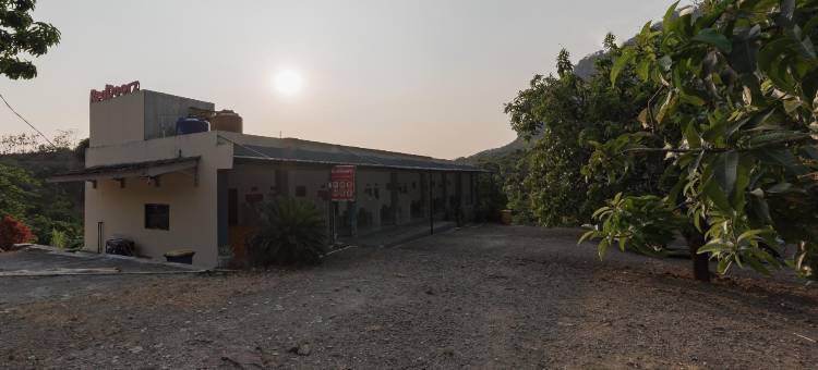 红多兹酒店-近西勒图苏卡布米(RedDoorz Near Ciletuh Sukabumi)图片