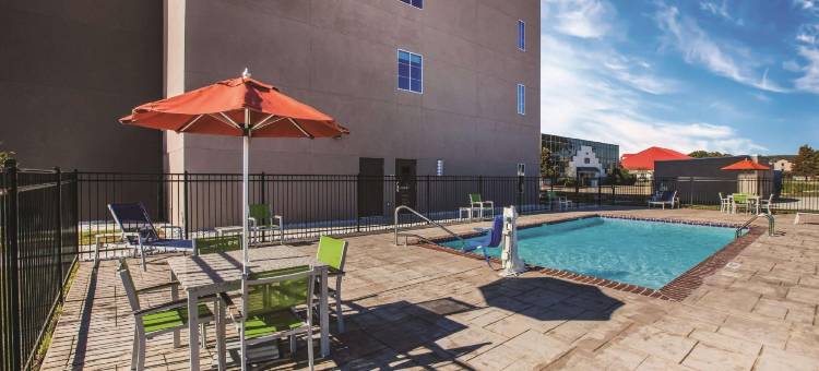 巴吞鲁日艾伦港拉昆塔温德姆套房酒店(La Quinta Inn & Suites by Wyndham Baton Rouge - Port Allen)图片