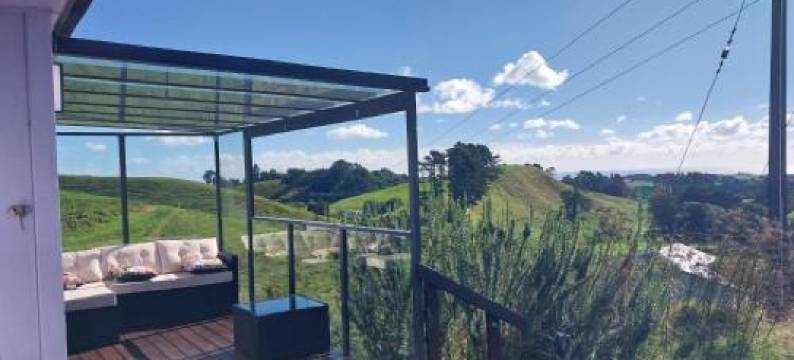 Cosy Country Cottage on a Sunny Hill图片