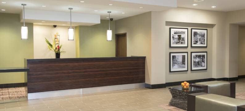 大急流城机场希尔顿逸林酒店(DoubleTree by Hilton Hotel Grand Rapids Airport)图片